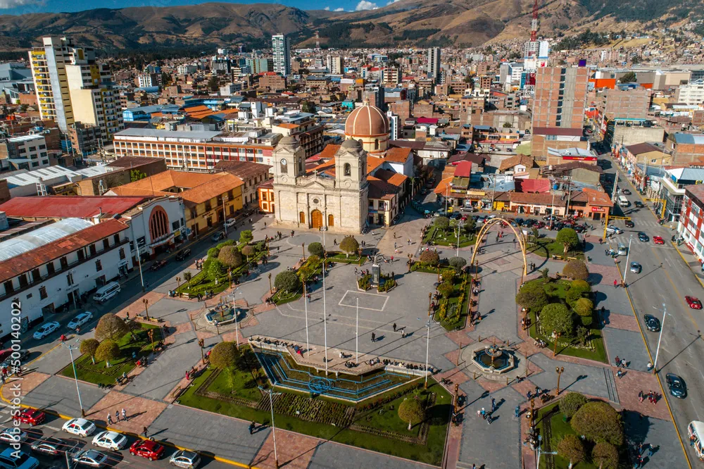 Vista aérea del centro de Huancayo con su catedral