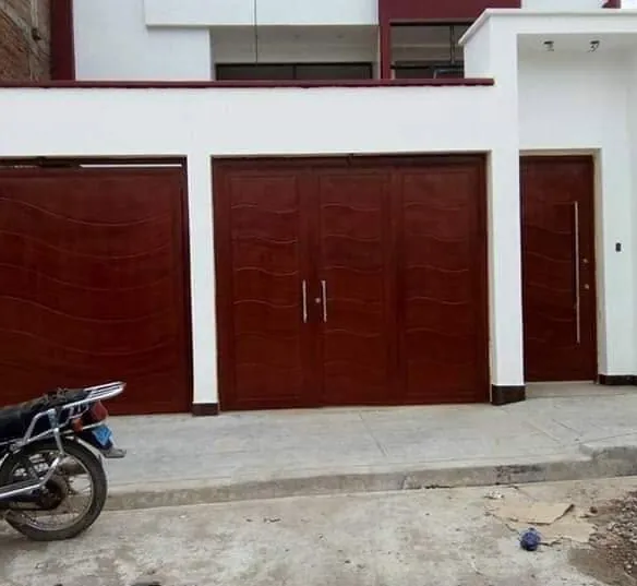 Fachada con portones y puerta de metal con acabado tipo madera